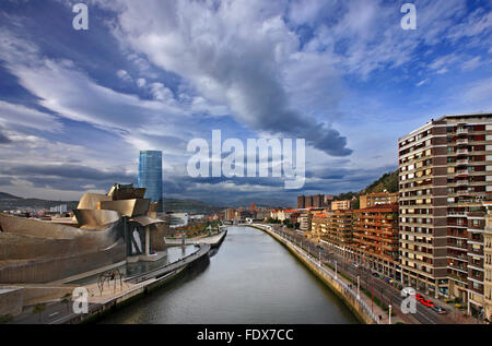 Das Guggenheim-Museum neben Fluss Nervion (ria del Nervion), Bilbao, Baskenland (Pais Vasco), Spanien. Stockfoto