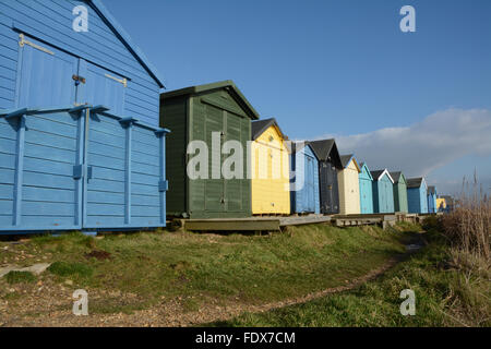 Bunte Strandhütten in Milford-on-Sea in Hampshire, England, Großbritannien Stockfoto