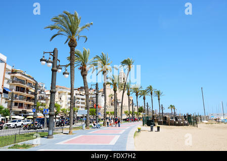 Die Enjoiying Touristen ihren Urlaub am Meer, Sitges, Spanien Stockfoto