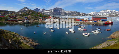 Blick über Tasiilaq Hafen und Kong Oscars Havn, Grönland, Insel Ammassalik, Kalaallit Nunaat, Ostgrönland Stockfoto