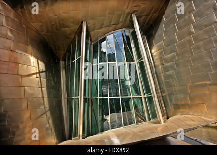"Detail" vom Guggenheim-Museum neben Fluss Nervion (ria del Nervion), Bilbao, Baskenland (Pais Vasco), Spanien. Stockfoto