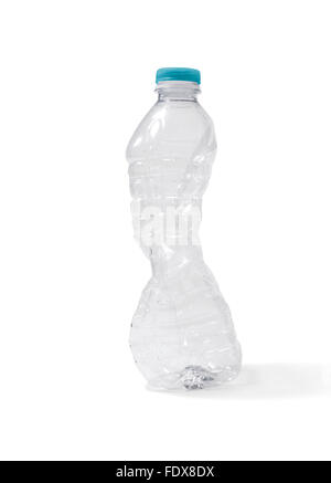 Studioaufnahme einer zerdrückten Plastikflasche Wasser Stockfoto