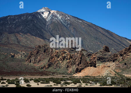 Roques de Garcia und schneebedeckten Pico del Teide, Las Canadas, Teide-Nationalpark, zum UNESCO-Weltkulturerbe, Teneriffa Stockfoto