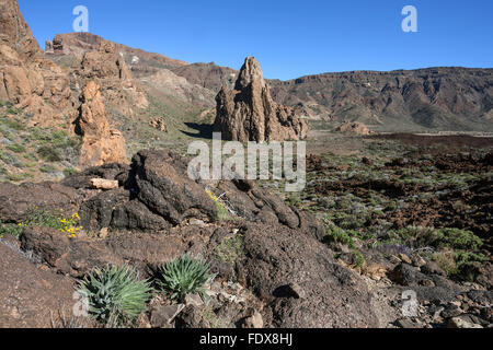 Die Roques de García, Vulkanlandschaft, hinter dem Felsen La Catedral und dem Plateau de Llano Uruanca, Teide-Nationalpark Stockfoto