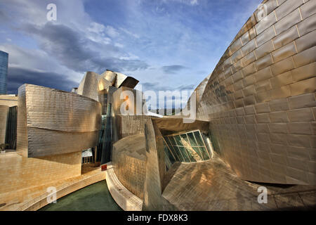 "Detail" vom Guggenheim-Museum neben Fluss Nervion (ria del Nervion), Bilbao, Baskenland (Pais Vasco), Spanien. Stockfoto