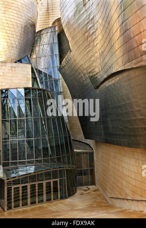 Der Haupteingang des Guggenheim-Museums neben Fluss Nervion (ria del Nervion), Bilbao, Baskenland (Pais Vasco), Spanien. Stockfoto