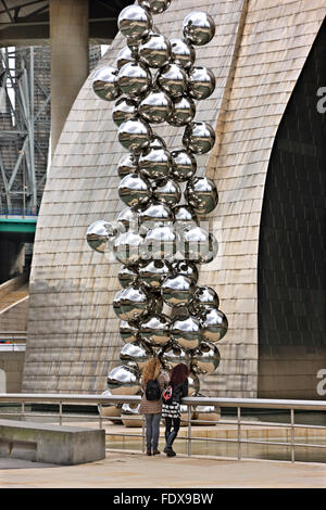 "Großer Baum & das Auge" Skulptur von Anish Kapoor außerhalb Guggenheim Museum, Bilbao, Baskenland, Spanien. Stockfoto