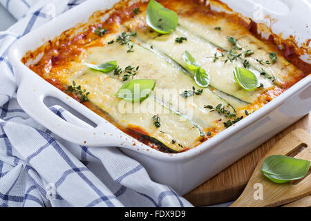Gesunde Zucchini Lasagne Bolognese in einer Auflaufform Stockfoto