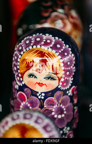Bunte russische Verschachtelung Puppe Matreshka am Markt. Matrioshka Babushka sind beliebteste Souvenir aus Russland. Stockfoto