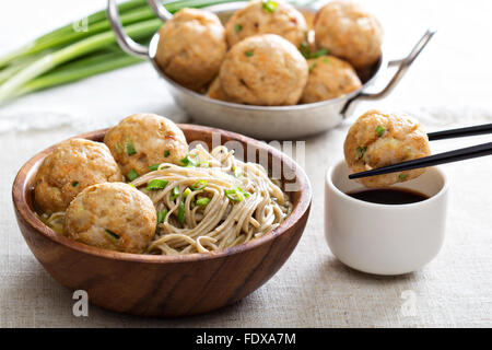 Soba-Nudeln mit Ingwer-Huhn Frikadellen serviert Stockfoto