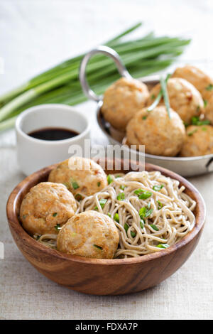 Soba-Nudeln mit Ingwer-Huhn Frikadellen serviert Stockfoto