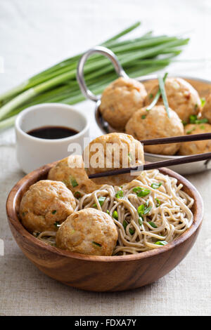 Soba-Nudeln mit Ingwer-Huhn Frikadellen serviert Stockfoto