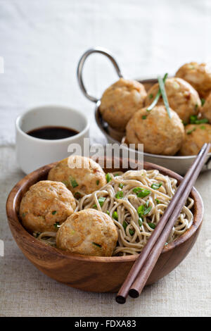 Soba-Nudeln mit Ingwer-Huhn Frikadellen serviert Stockfoto