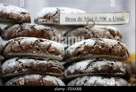 Broa de Mel zum Verkauf an eine Bäckerei in Porto Stockfoto