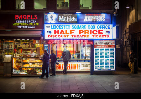 Leicester Square Box Office und Bagel-Shop in der Nacht, London Stockfoto