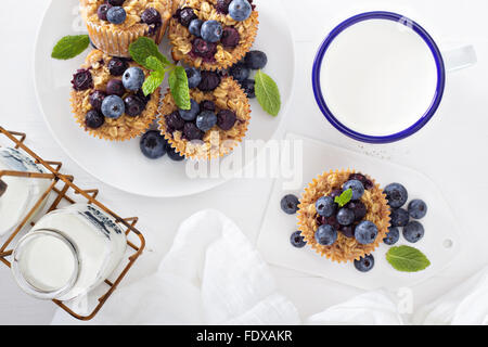 Gebackenes Haferflocken Muffins mit Heidelbeeren mit Milch serviert Stockfoto