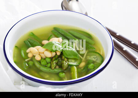 Minestrone-Suppe mit Frühlingsgemüse grünen und weißen Bohnen Stockfoto