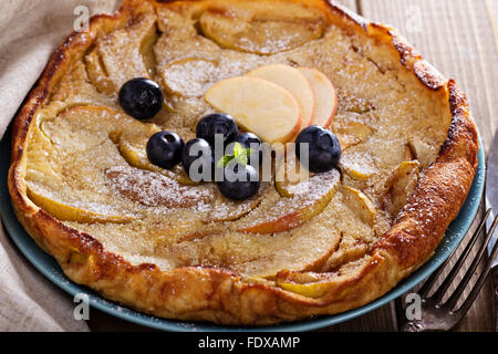 Dutch baby-Pfannkuchen mit Apfel und Zimt und frischen Blaubeeren Stockfoto