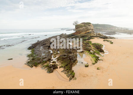 Strand El Camello (Santander, Spanien). In den Hintergrund Mouro Insel und Leuchtturm blicken Stockfoto