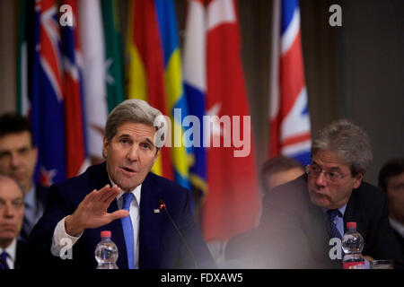 Rom, Italien. 2. Februar 2016. US-Außenminister John Kerry (L) spricht neben Italienisch Außenminister Paolo Gentiloni während einer Ministerkonferenz über die Aktion gegen den islamischen Staat in Rom, Italien, 2. Februar 2016. Wichtige Mitglieder der globalen Koalition gegen den sogenannten islamischen Staat (IS) oder Daesh, in einer Besprechung am Dienstag hier versammelt und versprach militärische Maßnahmen gegen die Gruppe im Irak und in Syrien zu verstärken. Bildnachweis: Jin Yu/Xinhua/Alamy Live-Nachrichten Stockfoto