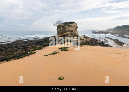 Strand El Camello (Santander, Spanien). In den Hintergrund Mouro Insel und Leuchtturm blicken Stockfoto