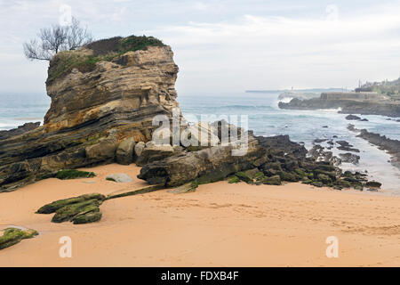 Strand El Camello (Santander, Spanien). In den Hintergrund Mouro Insel und Leuchtturm blicken Stockfoto