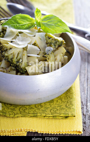 Geschmorte Kartoffeln und Brokkoli mit rasierte parmesan Stockfoto