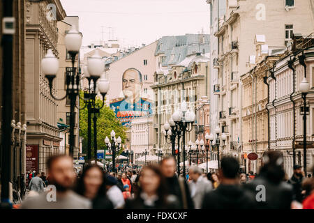 Moskau, Russland - 24. Mai 2015: Touristen Menschen zu Fuß auf der berühmten Arbat Straße Stockfoto