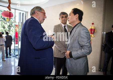 Buenos Aires, Argentinien. 2. Februar 2016. Chinesischer Botschafter in Argentinien, Yang Wanming (R), Gespräche mit Argentiniens Botschafter in China Diego Guelar (L), während einer Veranstaltung statt zur Feier des chinesischen Neujahrs, in Buenos Aires, Argentinien, auf 2. Februar 2016. © Martin Zabala/Xinhua/Alamy Live-Nachrichten Stockfoto