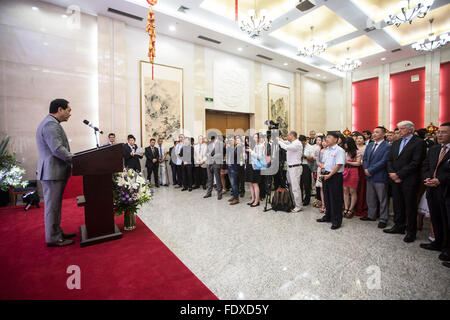 Buenos Aires, Argentinien. 2. Februar 2016. Der chinesische Botschafter in Argentinien, Yang Wanming (L), hält eine Rede bei einer Veranstaltung zur Feier des chinesischen Neujahrs, in Buenos Aires, Argentinien, auf 2. Februar 2016. © Martin Zabala/Xinhua/Alamy Live-Nachrichten Stockfoto