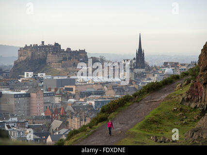 13. Dezember 2015, Edinburgh, Schottland, Großbritannien.  Eine einsame Person auf die radikale Road, Salisbury Crags Holyrood Park. Stockfoto