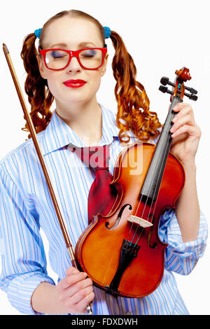 Lustige Mädchen im roten Brille hält Violine Stockfoto