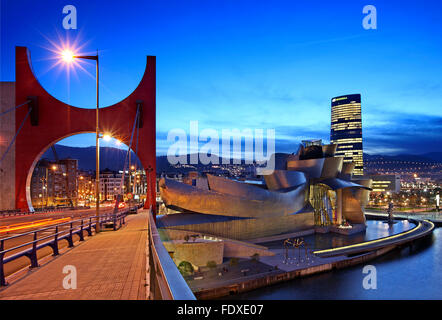 Das Guggenheim-Museum neben Fluss Nervion (ria del Nervion), Bilbao, Baskenland (Pais Vasco), Spanien. Stockfoto