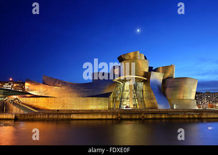 Das Guggenheim-Museum neben Fluss Nervion (ria del Nervion), Bilbao, Baskenland (Pais Vasco), Spanien. Stockfoto