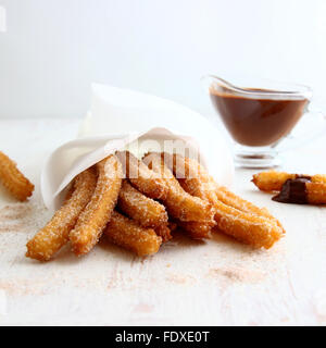 Churros mit Schokolade (Churros Con Chocolate) Stockfoto