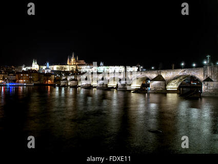 Nachtansicht der Pragerburg und die Karlsbrücke über die Moldau Stockfoto