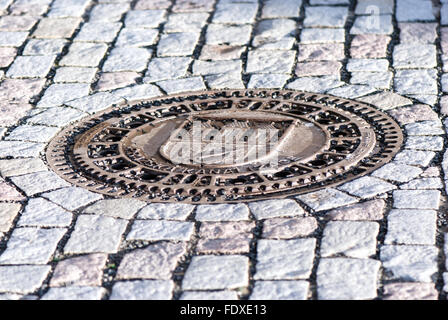 Kanaldeckel in Prag, Tschechische Republik Stockfoto