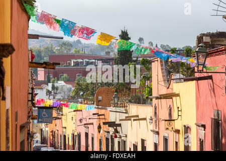 Papel Picado Banner schmücken eine Straße im historischen Zentrum von San Miguel de Allende, Mexiko. Stockfoto