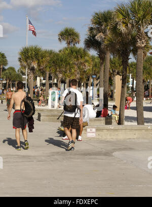 Zwei Jungs gehen in der Nähe von Strand von Clearwater, Florida, USA. November 2013 Stockfoto