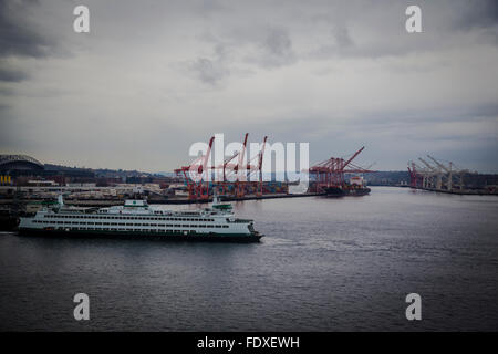 Landschaft aus der Vogelperspektive des Frachters Andocken am Hafen von Seattle, Washington State Stockfoto