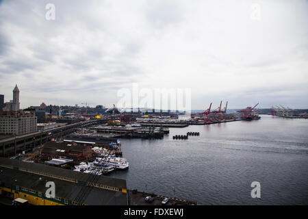 Landschaft aus der Vogelperspektive des Frachters Andocken am Hafen von Seattle, Washington State Stockfoto