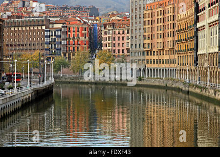 Teilansicht des Bilbao und Nervion River. . Baskisches Land, Spanien. Stockfoto