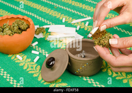 Weibliche Hand hält einen beleuchteten Marihuana-joint Stockfoto