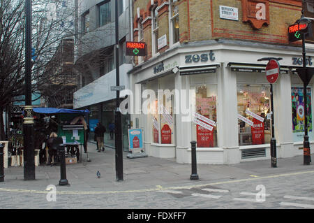 London, UK, 1 Februar 216 Zest Apotheke liegt bei 18 Broadwick Street, Soho Herzstück Ecke Bewick Straße Markt, die Londoner Westend etablierte 1950 ist aufgrund der Redelopment Bereich zu schließen. Als Teil alten Soho der Untergang von vielen bedauert wird. Stockfoto