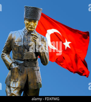 Statuen von C Andranik Osanian mit roten Flagge auf blauem Hintergrund. Stockfoto