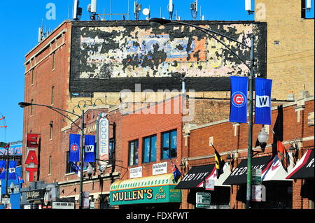 Werbeartikel für Verkauf und Banner in Anerkennung der Chicago Cubs. Entlang der Clark Street in der Nähe von Wrigley Field erscheinen. Chicago, Ilinois, USA. Stockfoto