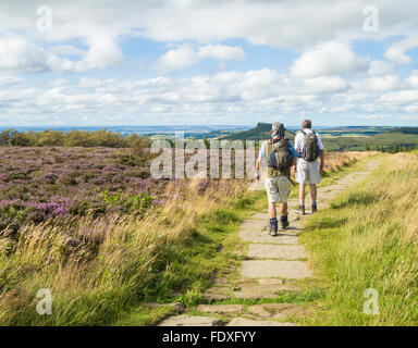 Reife Wanderer auf Easby Moor in der Nähe von Captain Cook Denkmal auf The Cleveland Way Trail, North York Moors National Park, England, UK Stockfoto