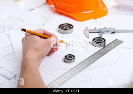 Bau-Entwürfe und Tools auf dem Tisch Stockfoto