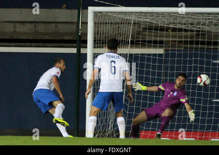 8. Oktober 2015 - Euro 2016-Qualifikation - Gruppe F - Nordirland 3 Griechenland 1. Griechenlands Torwart, Orestis Karnezis Uhren dabei erste Halbzeit seiner Tor gehen. Stockfoto