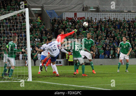 8. Oktober 2015 - Euro 2016-Qualifikation - Gruppe F - Nordirland 3 Griechenland 1. Nordirland-Torhüter Michael McGovern schlägt deutlich. Stockfoto